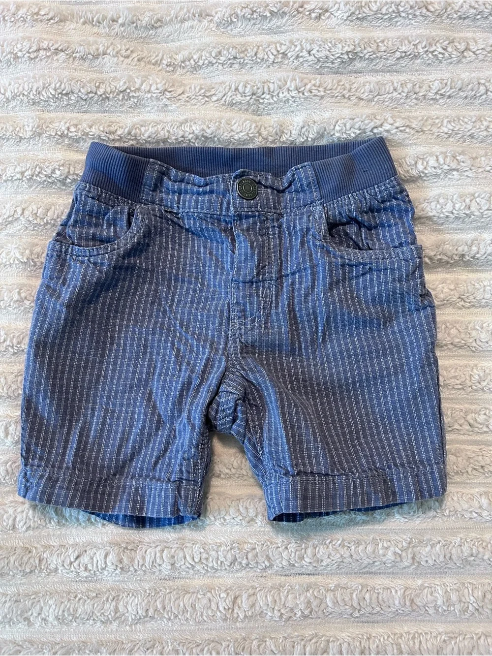 Boys size 18-24 bundle of pants, long sleeved shirts, shorts. Baby Gap, H&M
